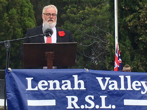 lvrsl_remembrance_day_2022_peter_dane_at_the_dias-ex_peter_dane_2022